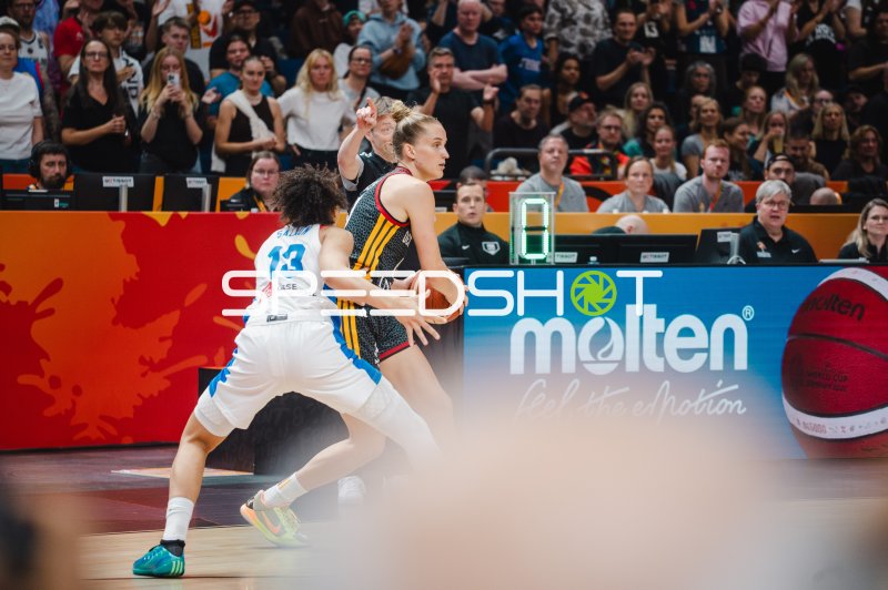 Janelle Salaun (#13; France) im Zweikampf gegen Deutschland