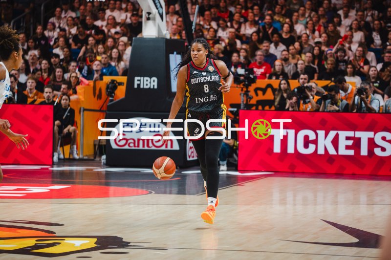 Nyara Sabally (#8; Deutschland) treibt den Ball voran
