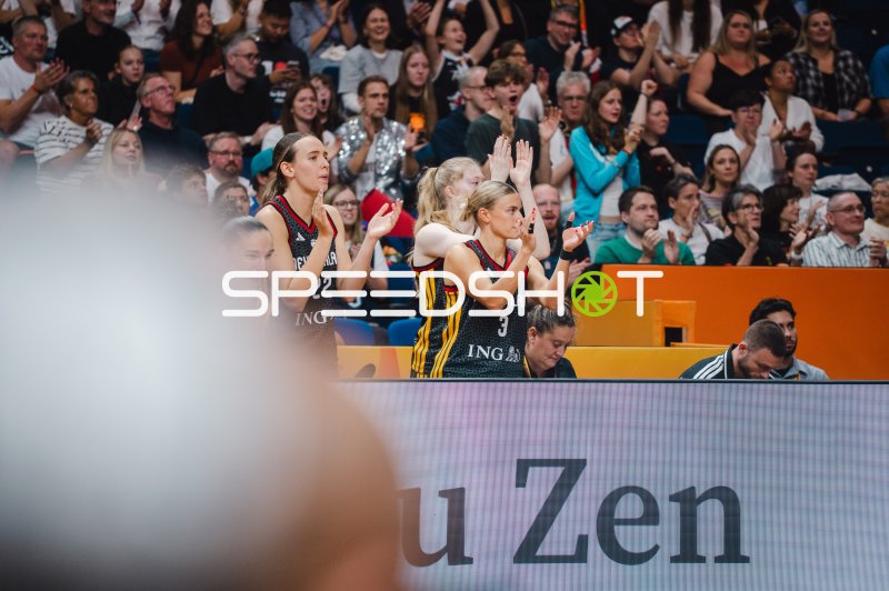 Emily Bessoir (#22; Deutschland) und Alexandra Wilke (#3; Deutschland) applaudieren von der Bank