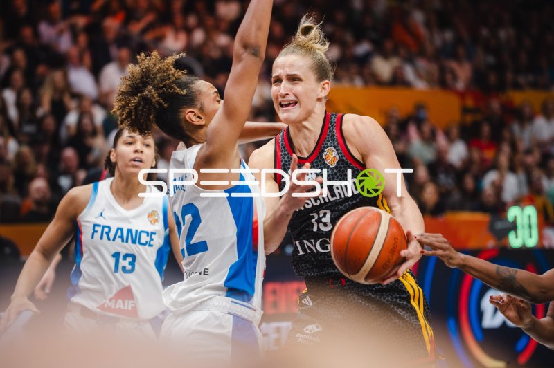 Nina Rosemeyer (#33; Deutschland) im Zweikampf gegen Marieme Badiane (#22; France)