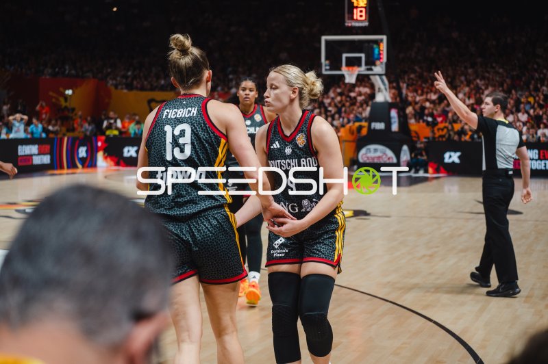Emma Eichmeyer (#9; Deutschland) und Leonie Fiebich (#13; Deutschland) im Spielgespräch