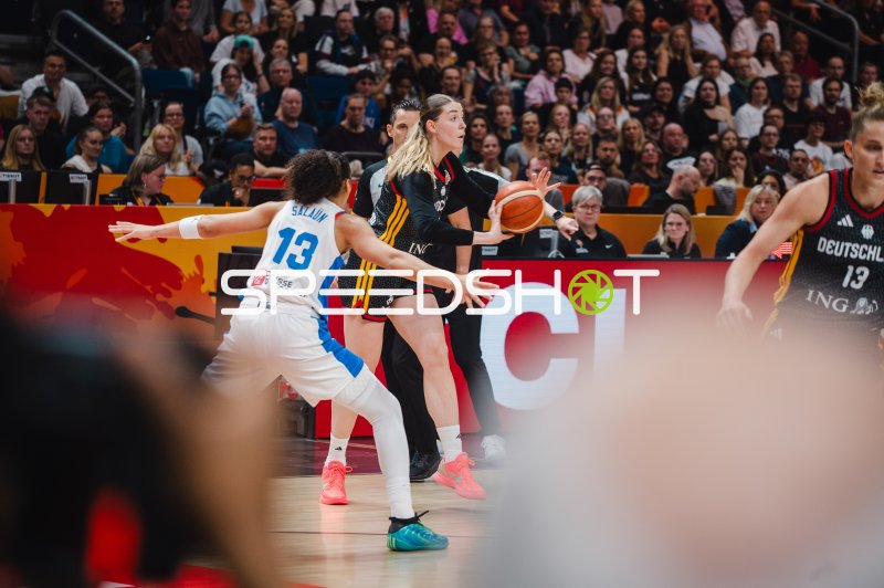 Janelle Salaun (#13; France) unter Druck gegen Deutschland in der Uber Arena