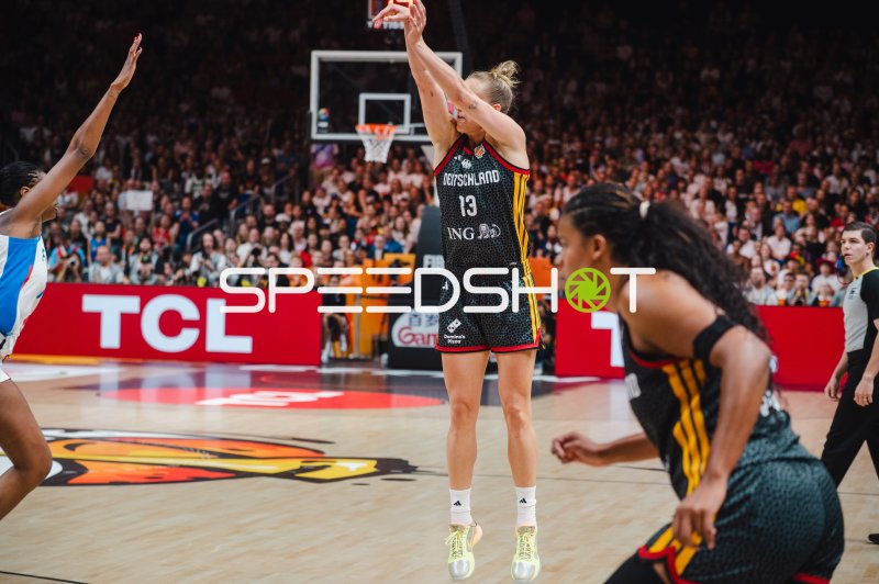 Leonie Fiebich (#13; Deutschland) beim Sprungwurf gegen France