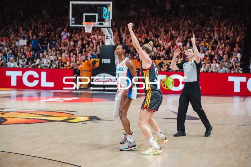 Leonie Fiebich (#13; Deutschland) jubelt gegen Valeriane Ayayi (#11; France)