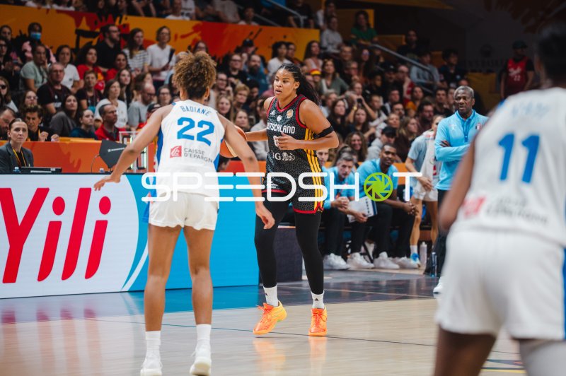 Marieme Badiane (#22; France) im Duell mit Deutschland-Spielerin in der Uber Arena