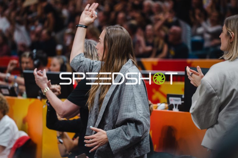 Jubelnde Person an der Seitenlinie beim Basketball-Länderspiel in Berlin