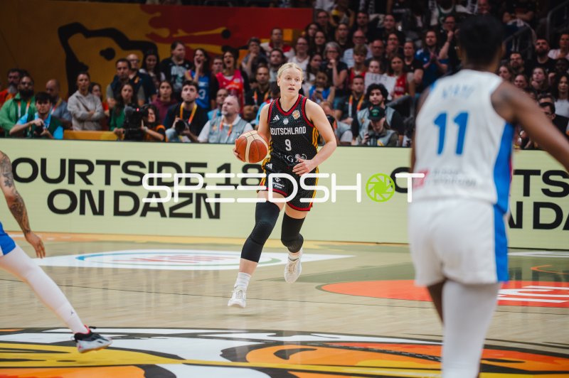 Emma Eichmeyer (#9; Deutschland) mit Ball im Spielaufbau