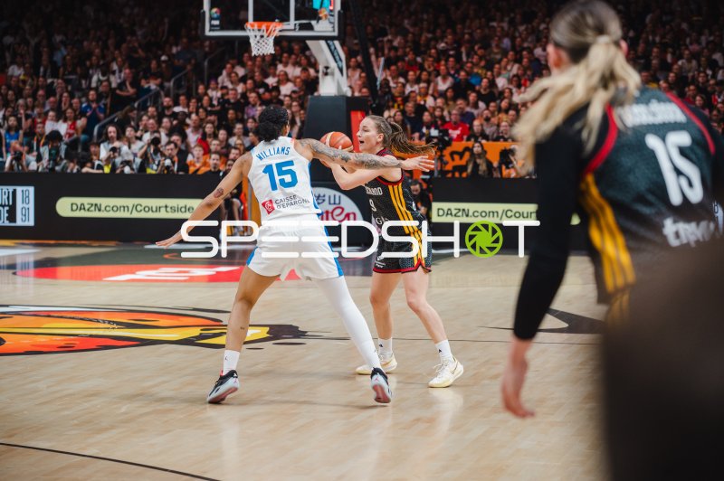 Gabby Williams (#15; France) im Zweikampf gegen Emma Eichmeyer (#9; Deutschland)