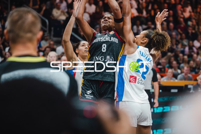 Nyara Sabally (#8; Deutschland) zieht zum Korb gegen Marieme Badiane (#22; France)