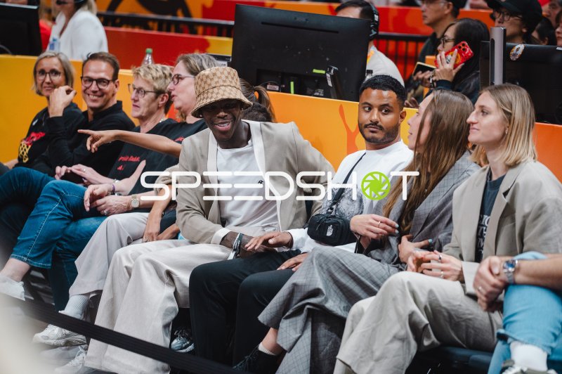 Zuschauer verfolgen das Spiel in der Uber Arena Berlin