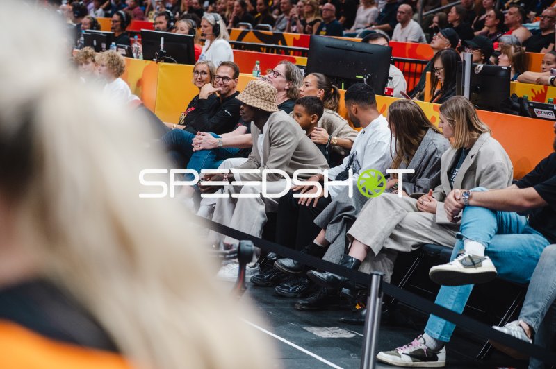Prominente Zuschauer verfolgen das Spiel in der Uber Arena Berlin