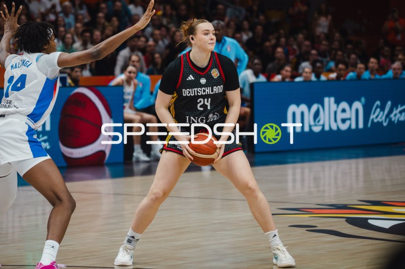 Lina Sontag (#24; Deutschland) im Angriff gegen Dominique Malonga (#14; France)