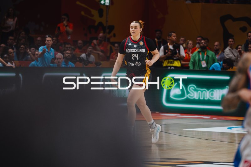 Lina Sontag (#24; Deutschland) läuft übers Spielfeld in der Uber Arena