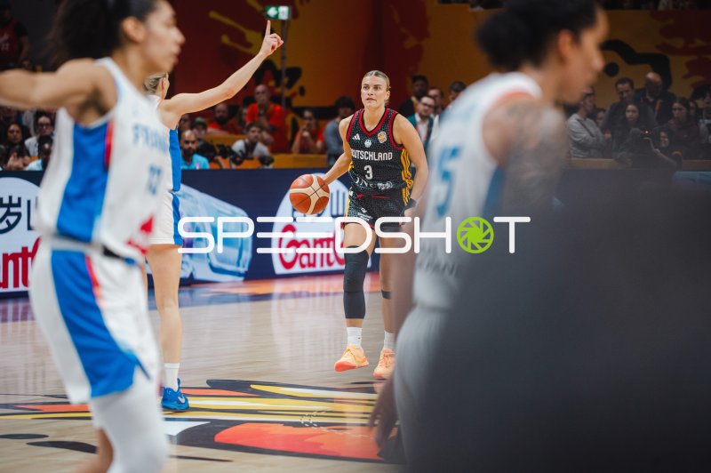 Alexandra Wilke (#3; Deutschland) mit Ball im Spielaufbau gegen France
