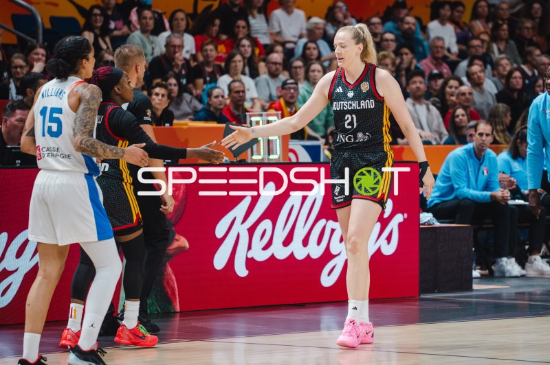 Marie Gülich (#21; Deutschland) beim High-Five mit Teamkollegin