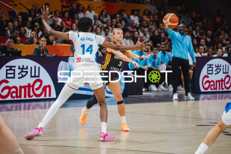Alexandra Wilke (#3; Deutschland) passt gegen Dominique Malonga (#14; France)