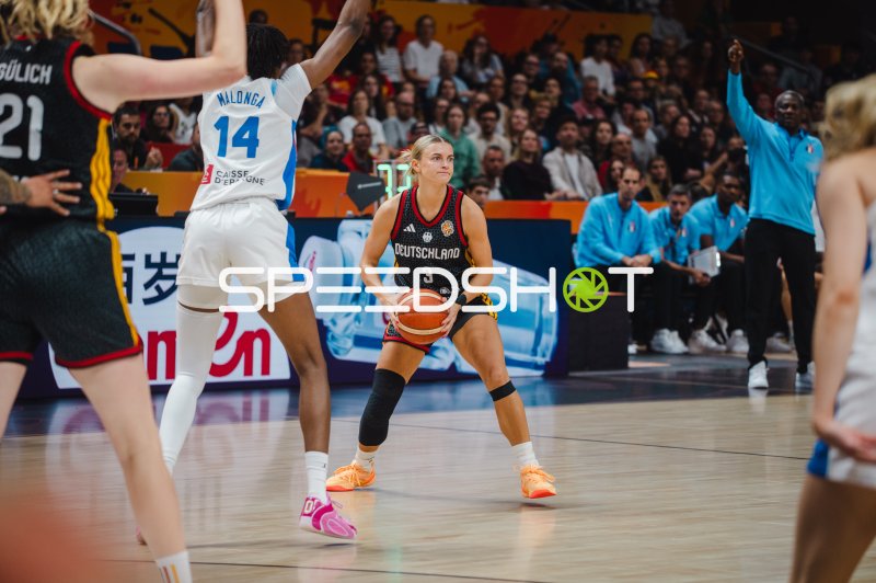 Alexandra Wilke (#3; Deutschland) im Spielaufbau gegen Dominique Malonga (#14; France)