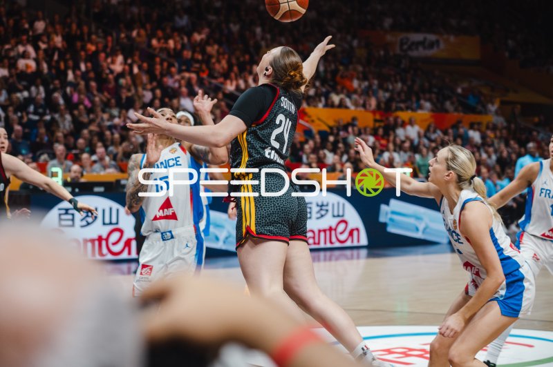 Lina Sontag (#24; Deutschland) beim Korbwurf gegen France