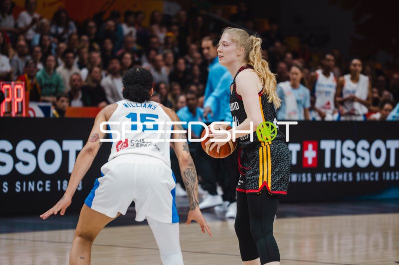 Frieda Bühner (#20; Deutschland) im Zweikampf gegen Gabby Williams (#15; France)
