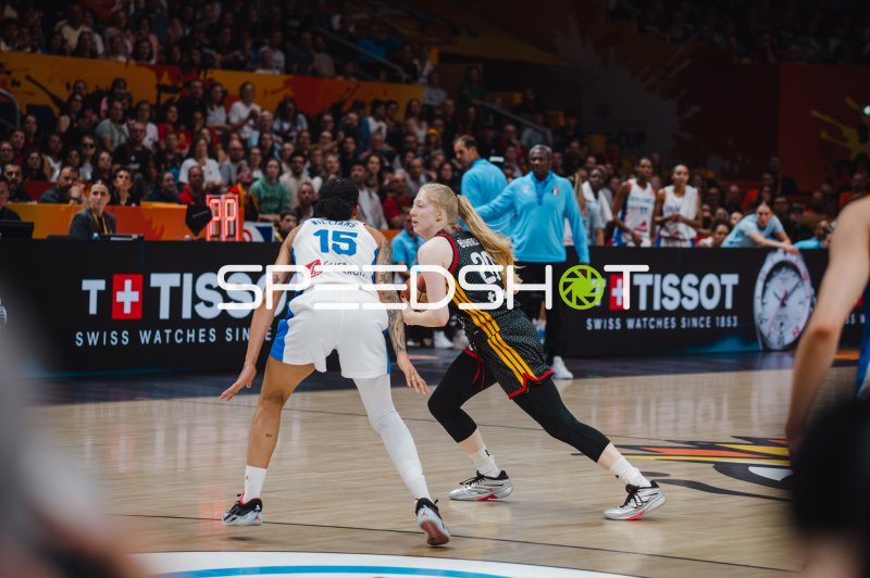 Gabby Williams (#15; France) im Zweikampf mit Frieda Bühner (#20; Deutschland)