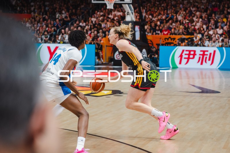Dominique Malonga (#14; France) im Zweikampf gegen Deutschland