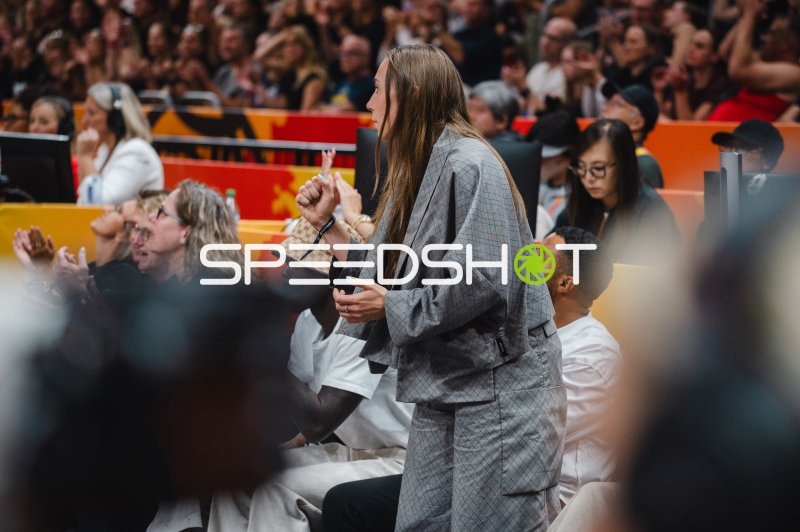 Zuschauerin applaudiert beim Basketball-Länderspiel in der Uber Arena Berlin