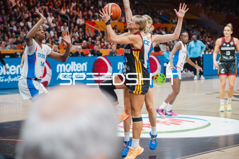 Dominique Malonga (#14; France) blockt deutschen Korbversuch in der Uber Arena