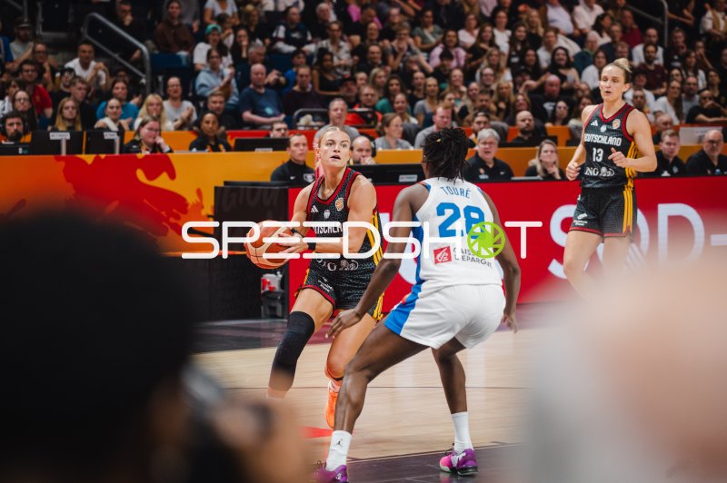 Leonie Fiebich (#13; Deutschland) im Zweikampf gegen Migna Touré (#28; France)