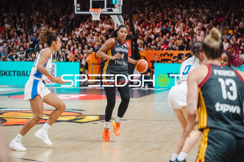 Nyara Sabally (#8; Deutschland) dribbelt gegen France in der Uber Arena