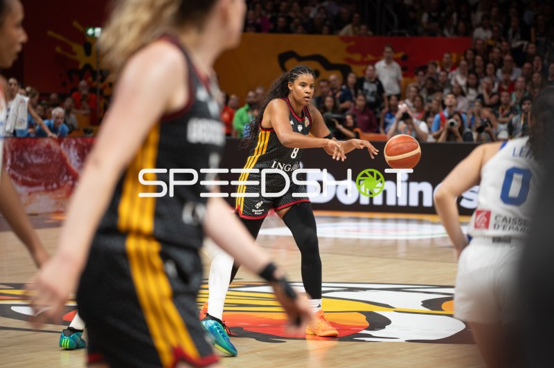 Nyara Sabally (#8; Deutschland) beim Pass gegen France