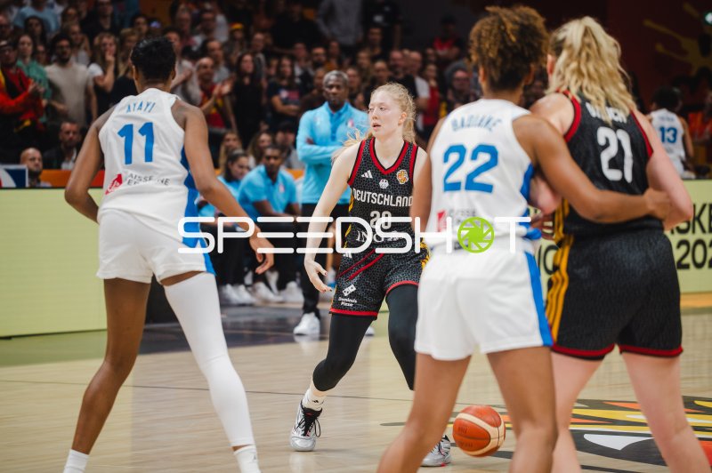Frieda Bühner (#20; Deutschland) im Spielaufbau gegen Frankreich