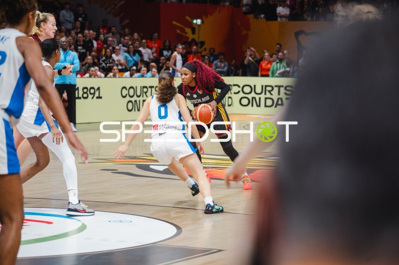 Carla Leite (#0; France) im Zweikampf gegen Deutschland in der Uber Arena
