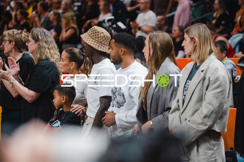 Zuschauer verfolgen das Spiel in der Uber Arena Berlin