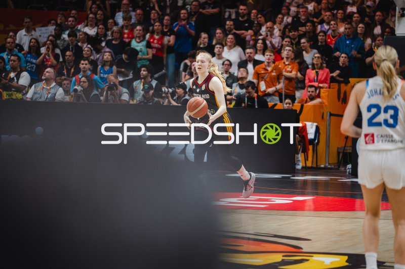 Frieda Bühner (#20; Deutschland) mit Ball im Angriff gegen Frankreich