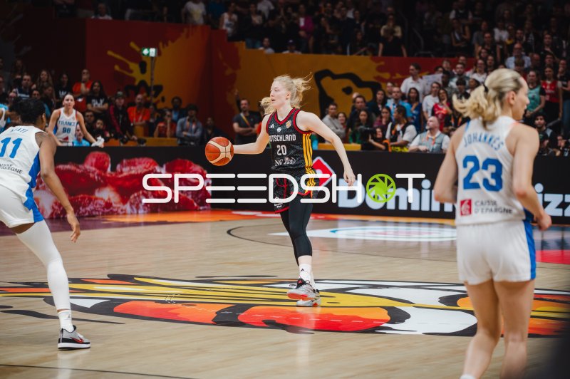 Frieda Bühner (#20; Deutschland) mit Ball gegen France