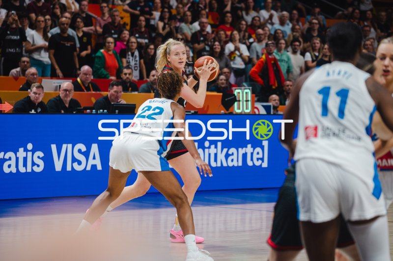 Marie Gülich (#21; Deutschland) im Angriff gegen Marieme Badiane (#22; France)