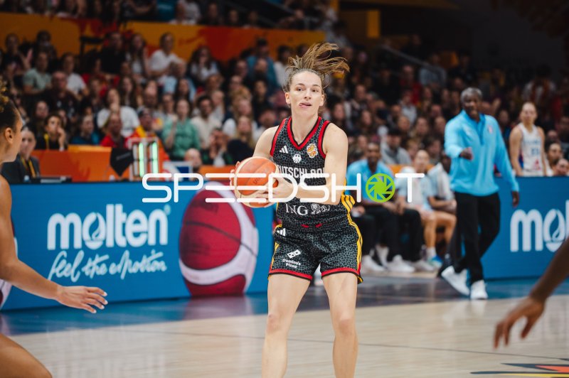 Britta Daub mit Ball im Angriff für Deutschland