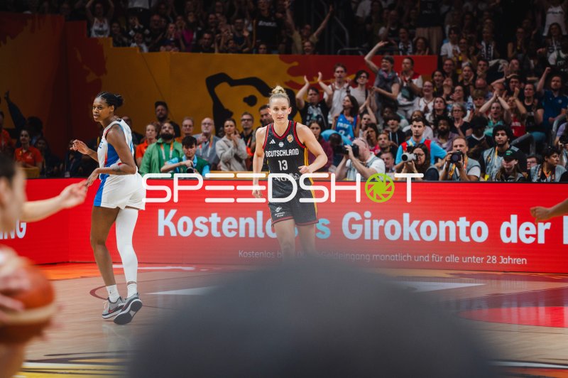 Leonie Fiebich (#13; Deutschland) im Spielaufbau gegen Frankreich