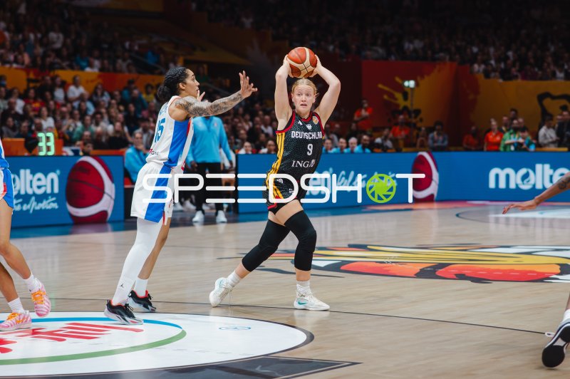 Emma Eichmeyer (#9; Deutschland) im Angriff gegen France
