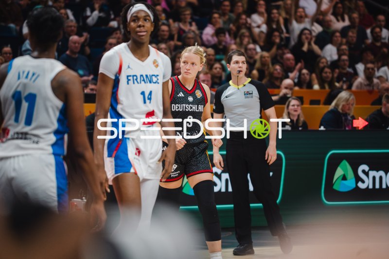 Emma Eichmeyer (#9; Deutschland) und Dominique Malonga (#14; France) im Duell