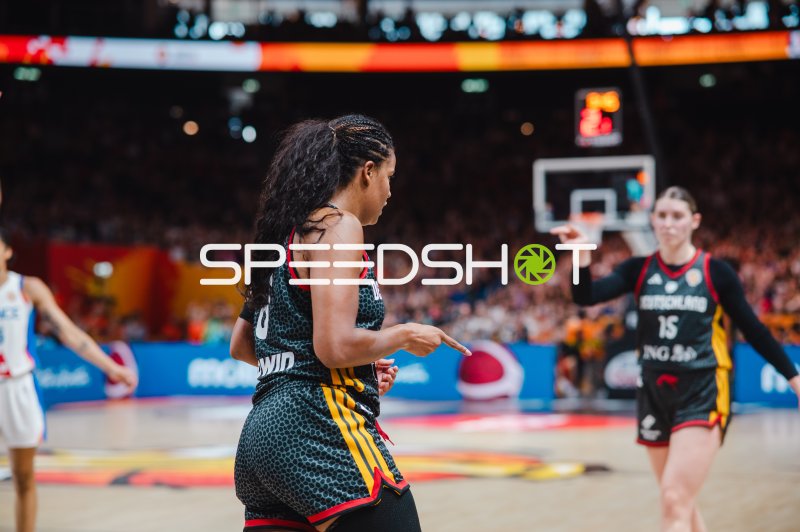 Luisa Geiselsöder (#15; Deutschland) und Teamkollegin kommunizieren auf dem Parkett