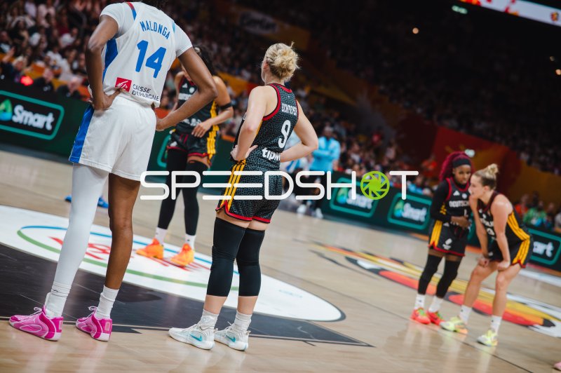 Emma Eichmeyer (#9; Deutschland) und Dominique Malonga (#14; France) in Spielpause