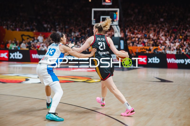 Marie Gülich (#21; Deutschland) im Zweikampf gegen Janelle Salaun (#13; France)