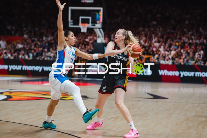 Marie Gülich (#21; Deutschland) im Zweikampf gegen Janelle Salaun (France)