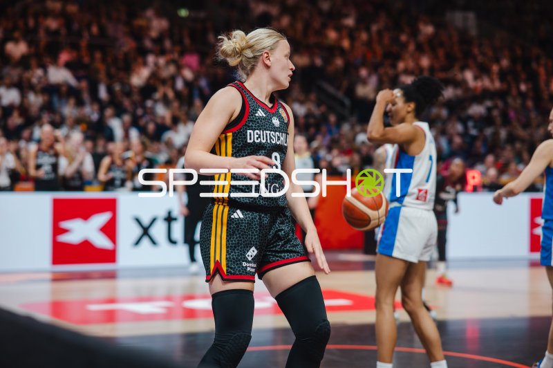 Emma Eichmeyer (#9; Deutschland) im Spielgeschehen gegen France