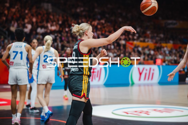 Emma Eichmeyer (#9; Deutschland) beim Pass in der Uber Arena