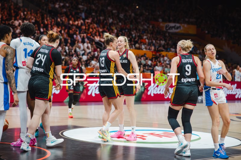 Leonie Fiebich (#13; Deutschland) und Marie Gülich (#21; Deutschland) im Spielgeschehen gegen France