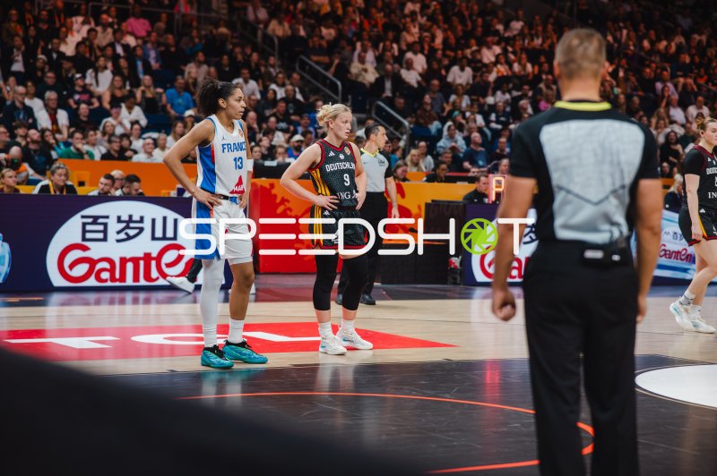 Emma Eichmeyer (#9; Deutschland) und Janelle Salaun (#13; France) im Duell