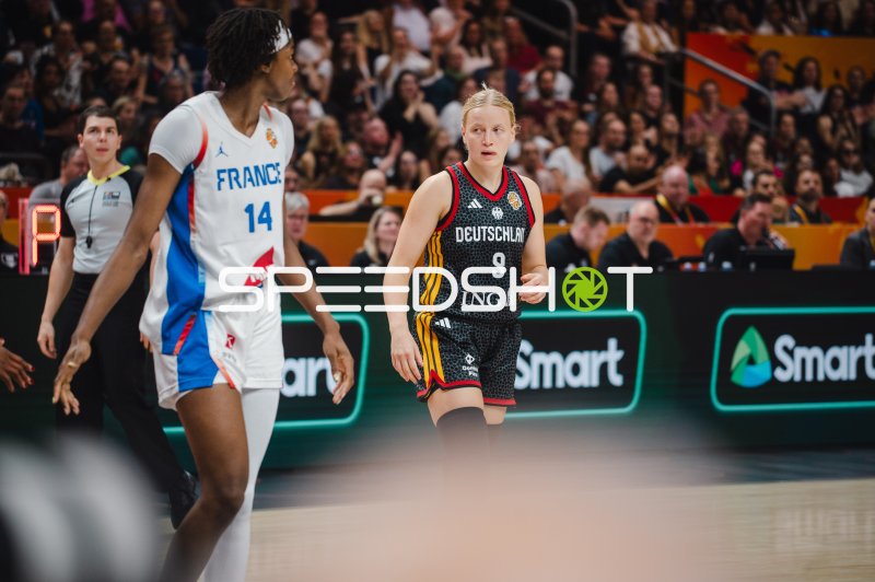 Emma Eichmeyer (#9; Deutschland) im Duell gegen Dominique Malonga (#14; France)
