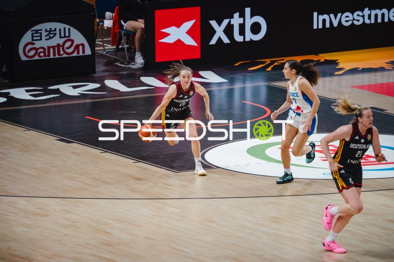 Britta Daub (#13; Deutschland) treibt den Ball im Fastbreak voran